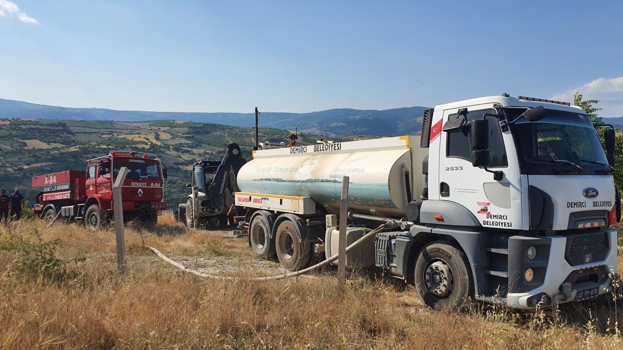 Manisa'da tarım arazisinde çıkan yangın söndürüldü